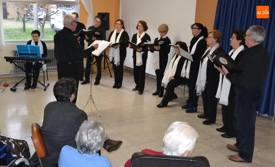 El Coro de San Andrés lleva sus canciones hasta la Residencia Mixta  