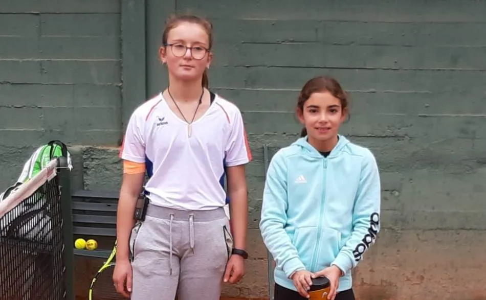 Carolina Benito junto a su rival