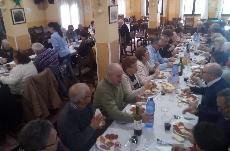 El Centro de Día de Personas Mayores reúne a una cuarentena de socios en su comida navideña  