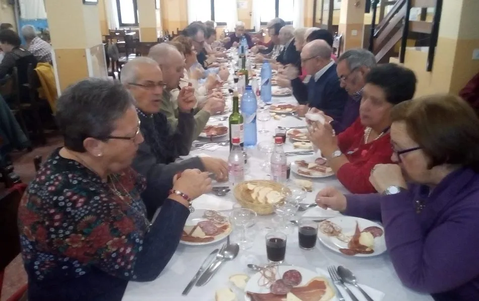 Foto 3 - El Centro de D&iacute;a de Personas Mayores re&uacute;ne a una cuarentena de socios en su comida navide&ntilde;a  