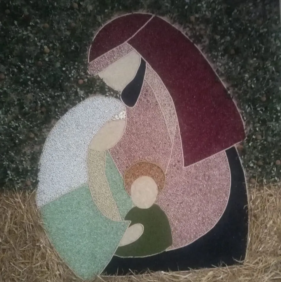 El Belén es una alfombra de seis metros cuadrados, representa el misterio y está realizado con alubias de distintas clases y colores