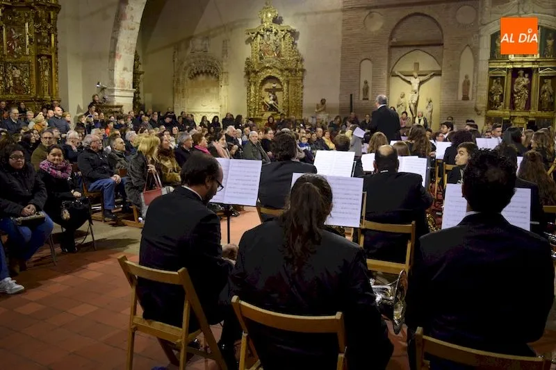 Foto 6 - La Banda de M&uacute;sica no falt&oacute; a su cita con la Navidad albense con su tradicional concierto