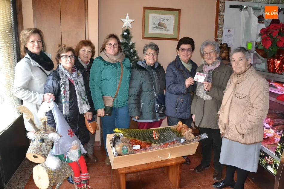 Las Encajeras de Amanecer entregan su 3ª cesta navideña, repleta de productos ibéricos  