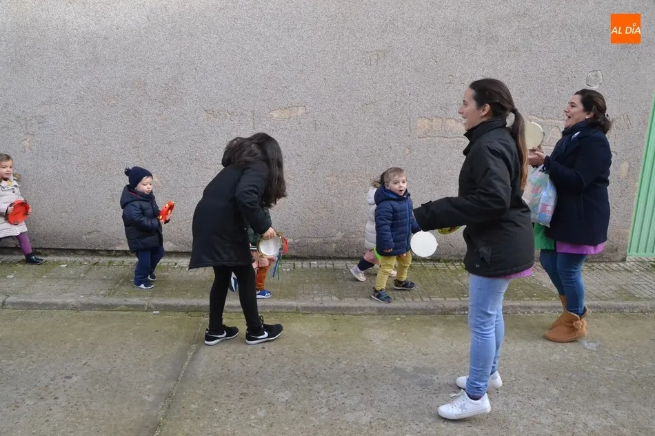 Foto 9 - Una docena de alumnos de la Escuela Infantil sale a las calles a cantar el pujo  