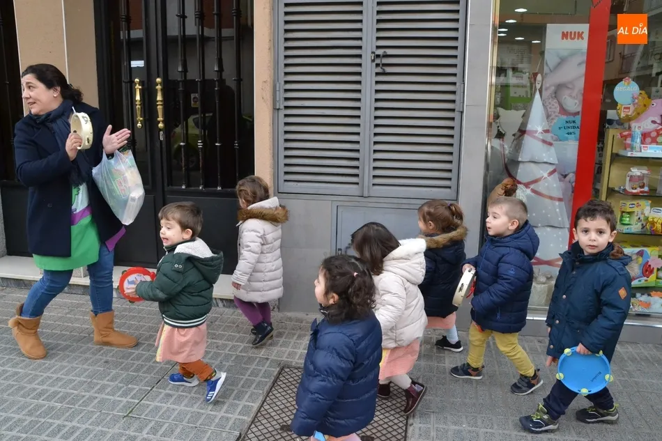 Foto 11 - Una docena de alumnos de la Escuela Infantil sale a las calles a cantar el pujo  