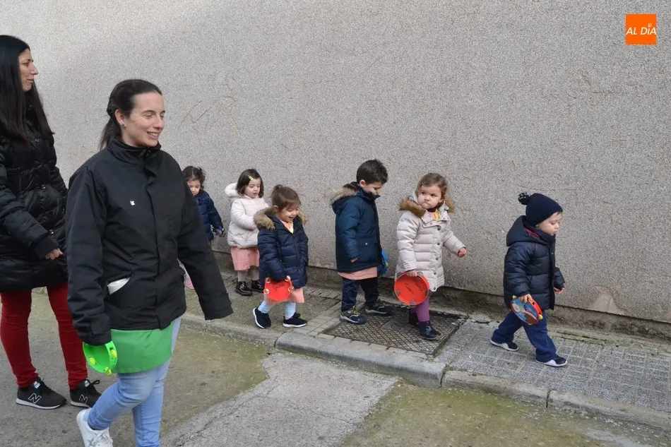 Foto 10 - Una docena de alumnos de la Escuela Infantil sale a las calles a cantar el pujo  