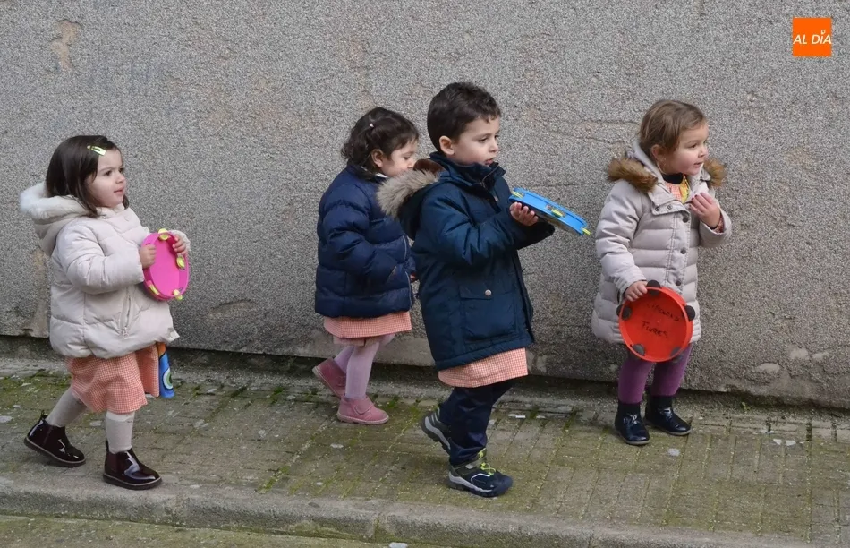 Foto 8 - Una docena de alumnos de la Escuela Infantil sale a las calles a cantar el pujo  