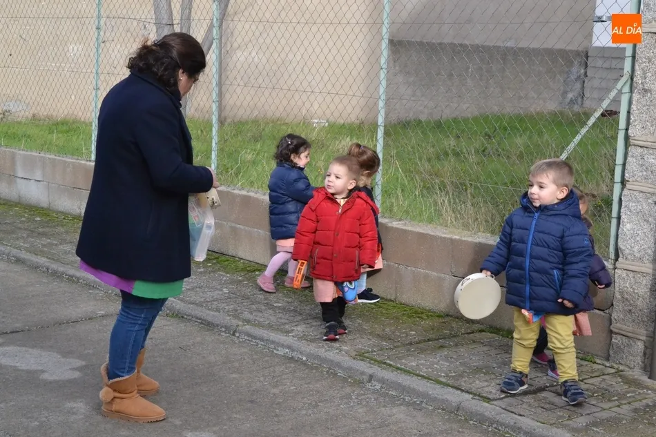 Foto 7 - Una docena de alumnos de la Escuela Infantil sale a las calles a cantar el pujo  
