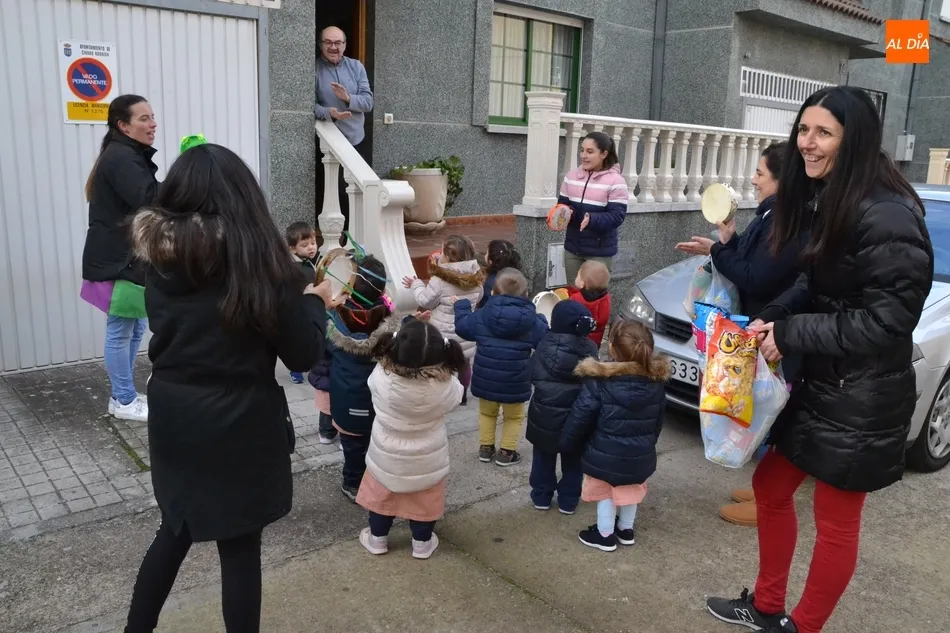 Foto 6 - Una docena de alumnos de la Escuela Infantil sale a las calles a cantar el pujo  