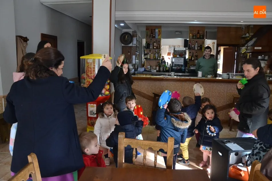 Foto 3 - Una docena de alumnos de la Escuela Infantil sale a las calles a cantar el pujo  