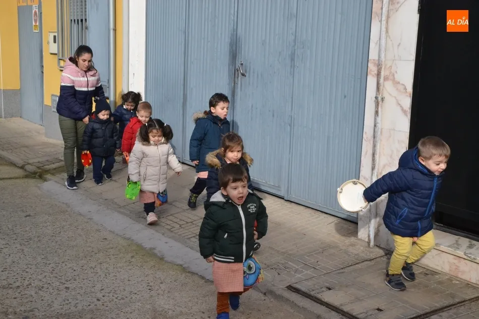 Foto 4 - Una docena de alumnos de la Escuela Infantil sale a las calles a cantar el pujo  