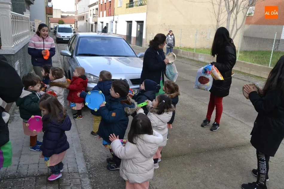 Foto 5 - Una docena de alumnos de la Escuela Infantil sale a las calles a cantar el pujo  