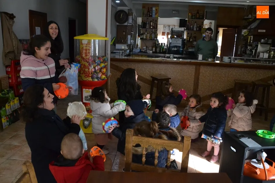 Foto 2 - Una docena de alumnos de la Escuela Infantil sale a las calles a cantar el pujo  