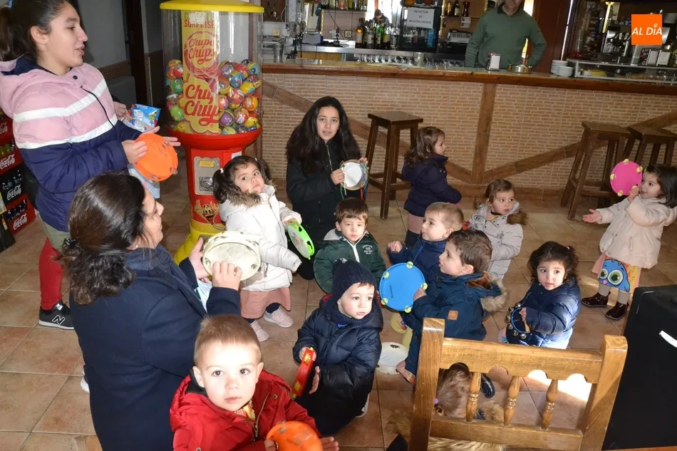 Una docena de alumnos de la Escuela Infantil sale a las calles a cantar el pujo  
