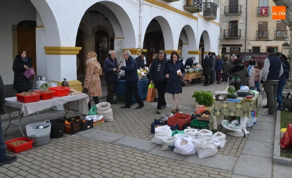 El Mercado de los Martes se adelanta a un lunes con largas colas en las Administraciones de...