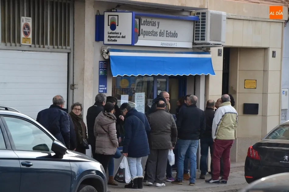 Foto 11 - El Mercado de los Martes se adelanta a un lunes con largas colas en las Administraciones de...