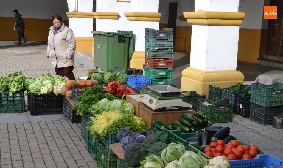 Foto 8 - El Mercado de los Martes se adelanta a un lunes con largas colas en las Administraciones de...