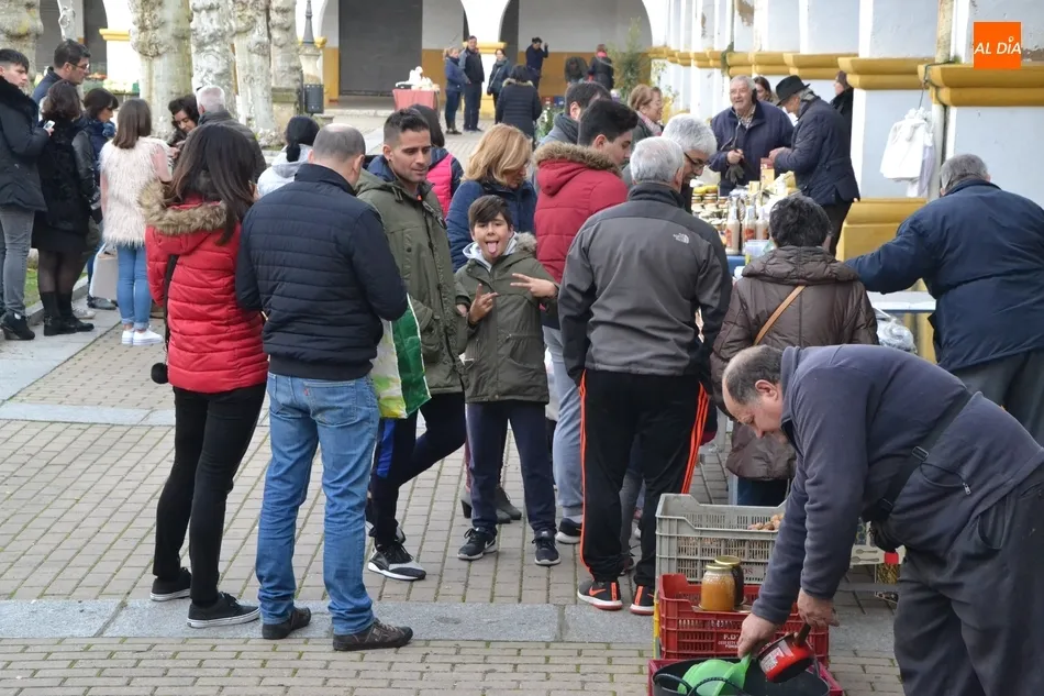 Foto 5 - El Mercado de los Martes se adelanta a un lunes con largas colas en las Administraciones de...