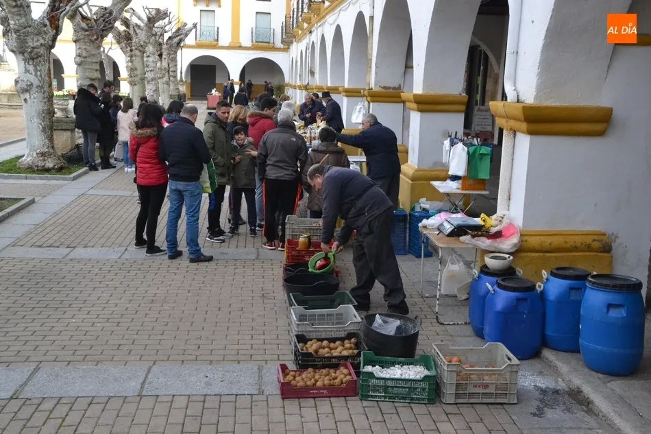 Foto 6 - El Mercado de los Martes se adelanta a un lunes con largas colas en las Administraciones de...