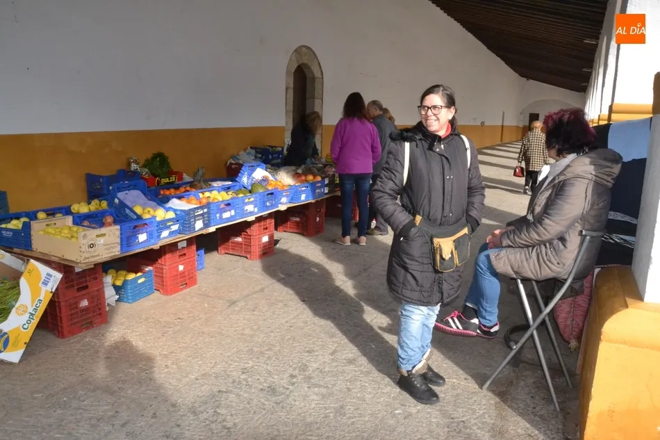 Foto 4 - El Mercado de los Martes se adelanta a un lunes con largas colas en las Administraciones de...