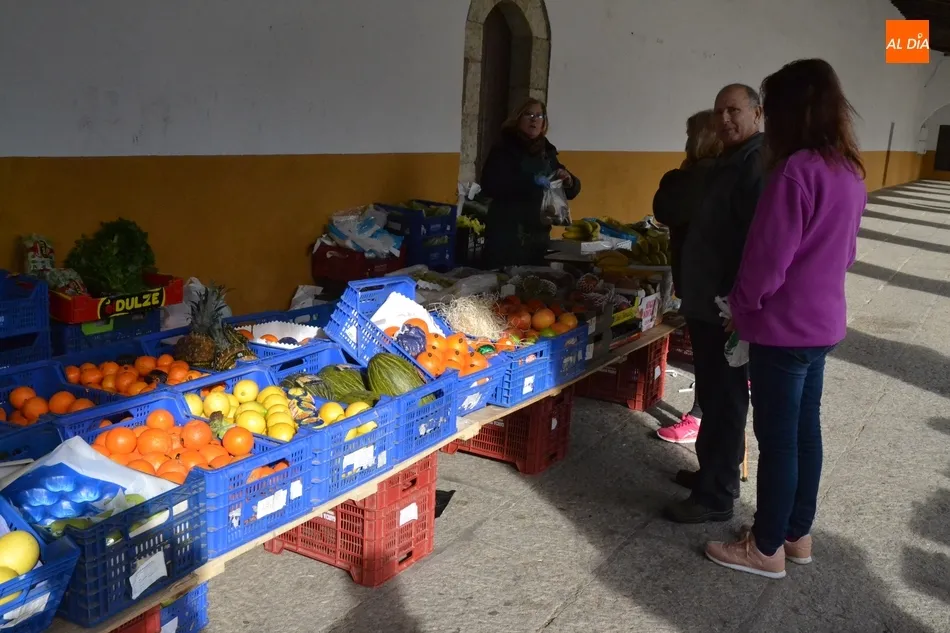 Foto 3 - El Mercado de los Martes se adelanta a un lunes con largas colas en las Administraciones de...