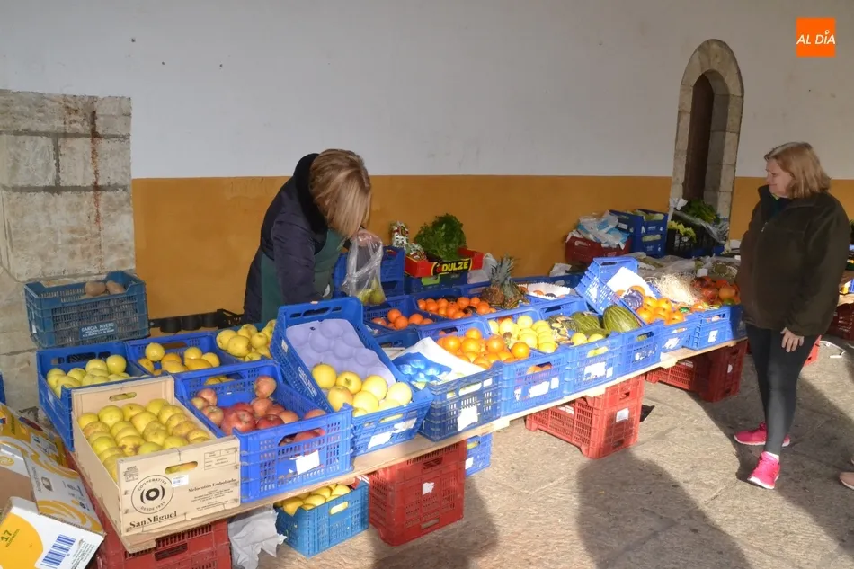 Foto 2 - El Mercado de los Martes se adelanta a un lunes con largas colas en las Administraciones de...