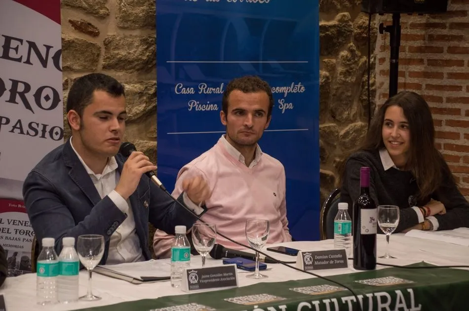 Foto 6 - Variopinta y reivindicativa tertulia taurina en Aldead&aacute;vila