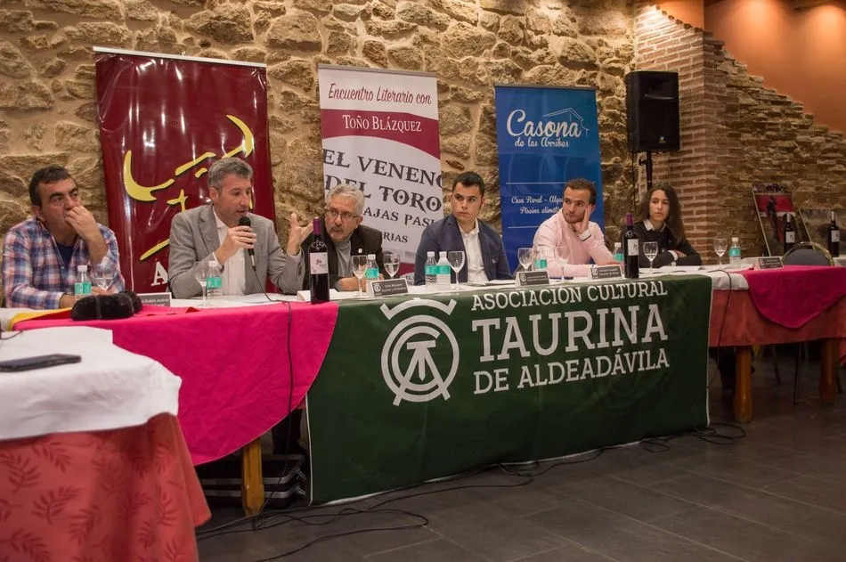 Foto 5 - Variopinta y reivindicativa tertulia taurina en Aldead&aacute;vila