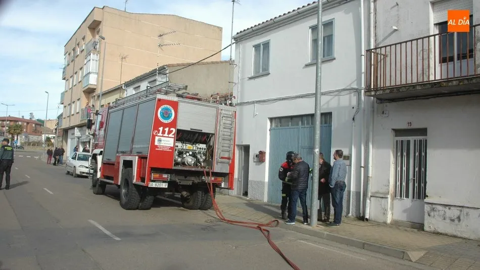 Los Bomberos de Vitigudino, en el lugar del incendio