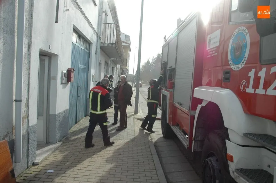 Foto 10 - Los bomberos sofocan un incendio en una vivienda del Paseo del Socorro de Vitigudino