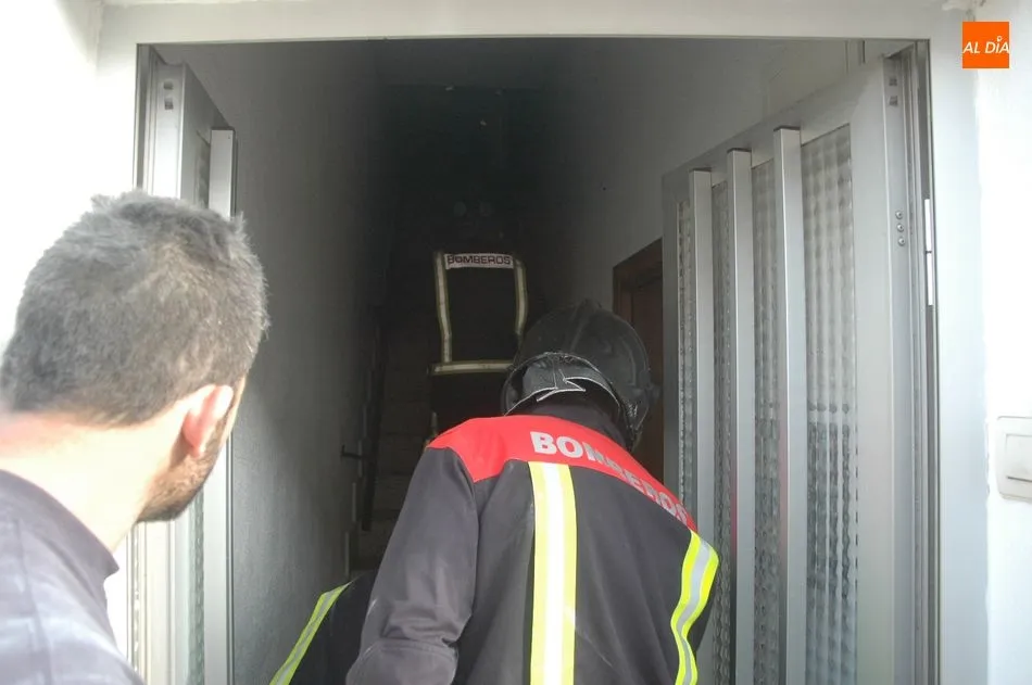 Foto 9 - Los bomberos sofocan un incendio en una vivienda del Paseo del Socorro de Vitigudino