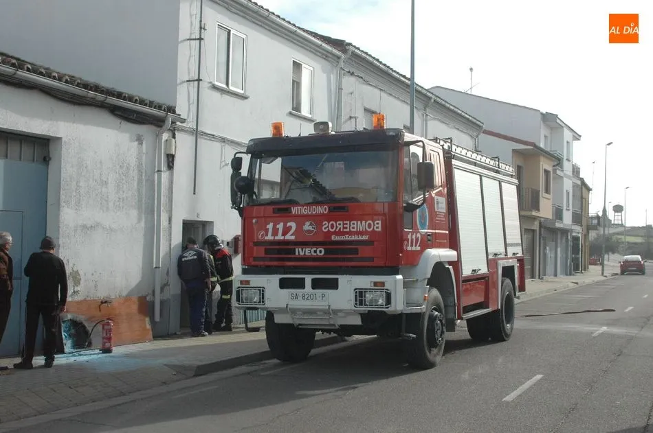Foto 8 - Los bomberos sofocan un incendio en una vivienda del Paseo del Socorro de Vitigudino