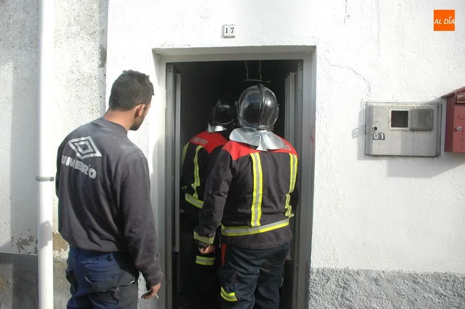 Foto 7 - Los bomberos sofocan un incendio en una vivienda del Paseo del Socorro de Vitigudino