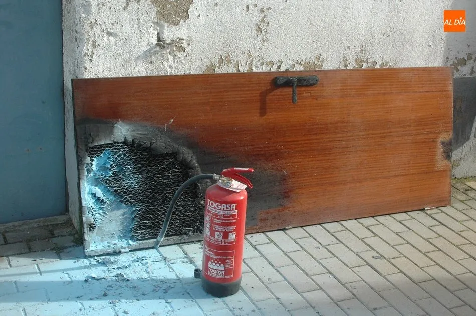 Foto 6 - Los bomberos sofocan un incendio en una vivienda del Paseo del Socorro de Vitigudino