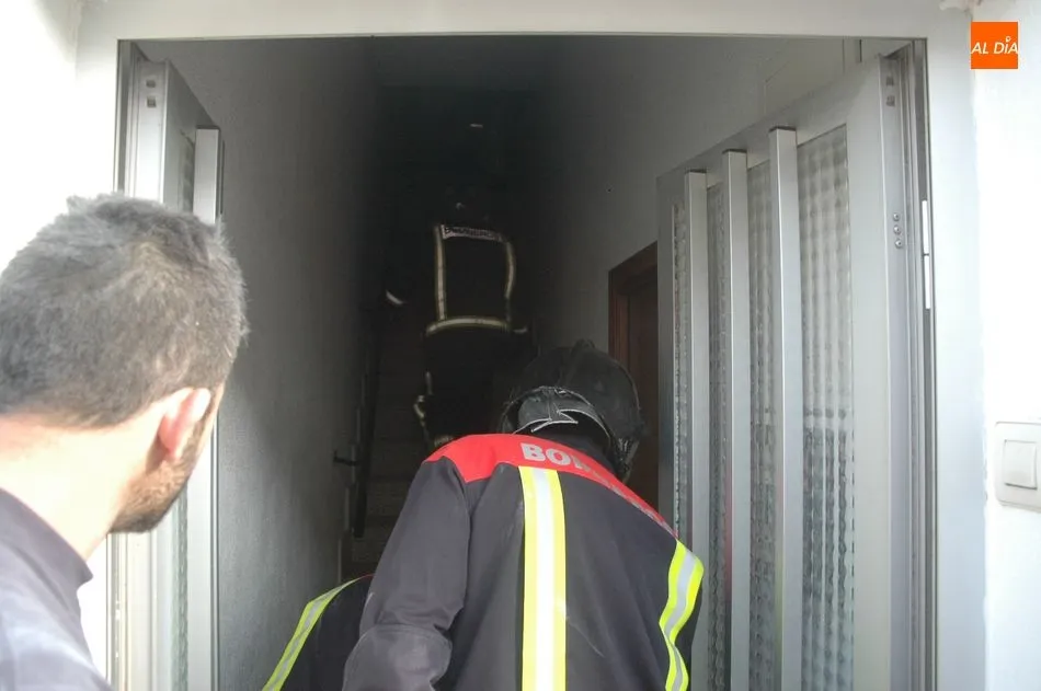 Foto 4 - Los bomberos sofocan un incendio en una vivienda del Paseo del Socorro de Vitigudino