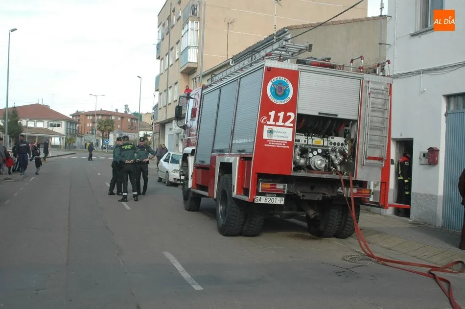 Foto 2 - Los bomberos sofocan un incendio en una vivienda del Paseo del Socorro de Vitigudino