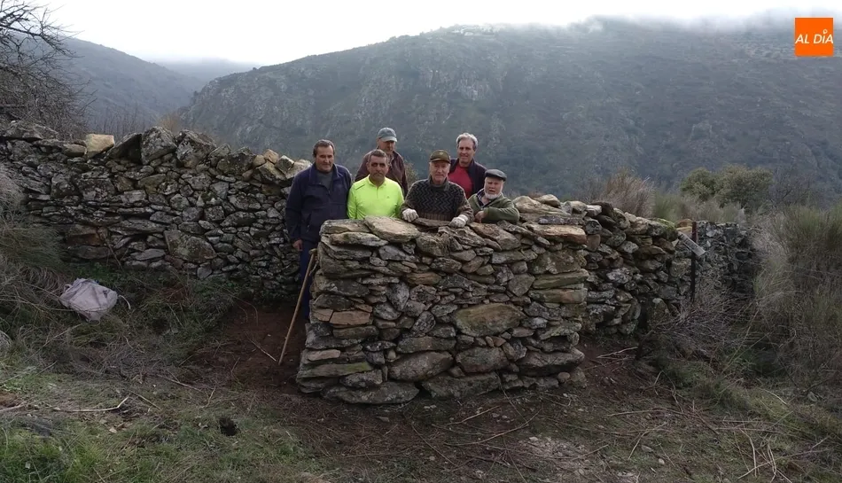 Grupo de voluntarios que ha participado en la realización del paso de piedra en El Torno