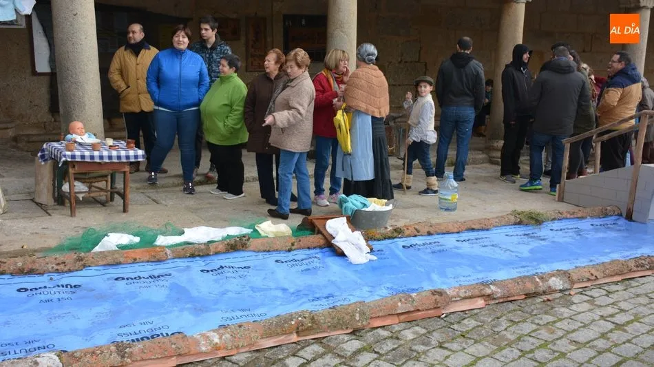 Foto 2 - Los vecinos de San Felices de los Gallegos participan en bloque en el primer Bel&eacute;n Viviente de la...
