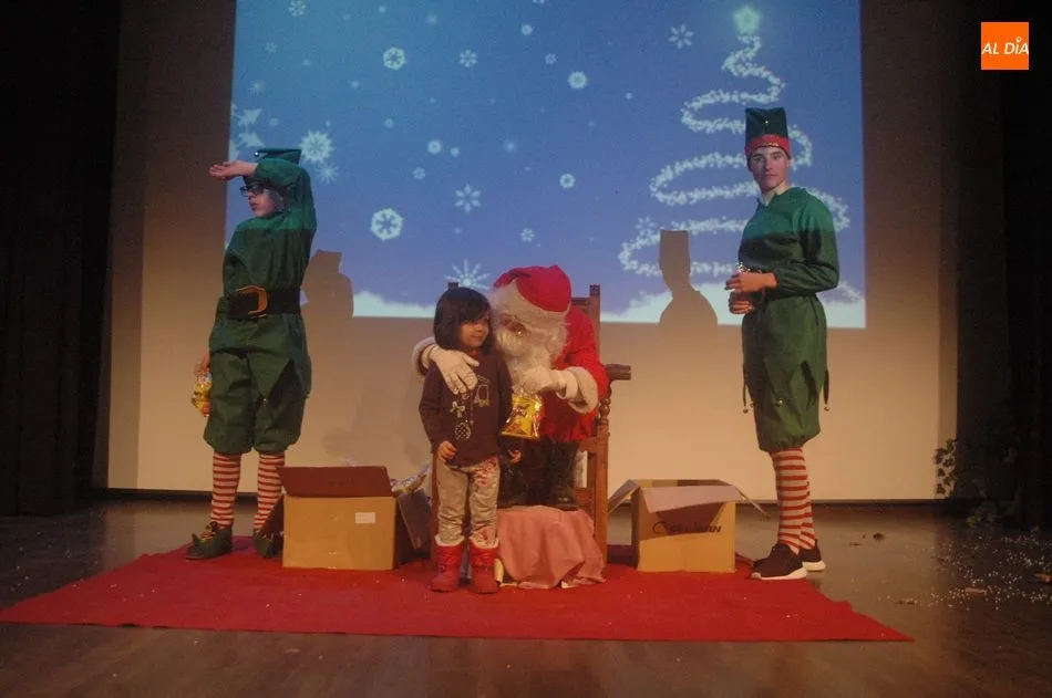 Foto 11 - Papa Noel y Vitiriteros llenan de ilusi&oacute;n la Nochebuena en Vitigudino  