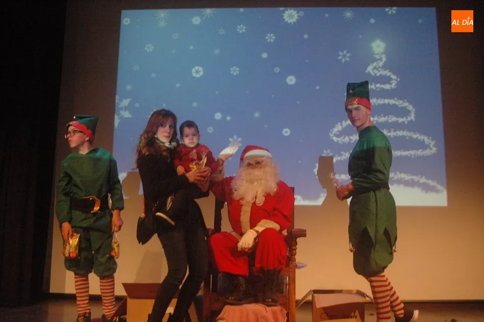Foto 10 - Papa Noel y Vitiriteros llenan de ilusi&oacute;n la Nochebuena en Vitigudino  