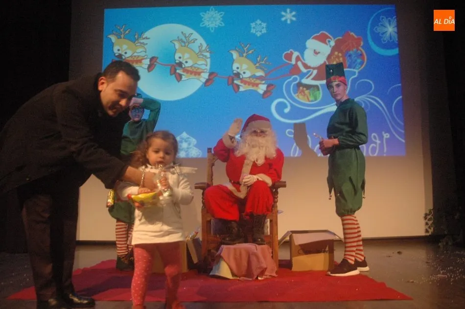 Foto 9 - Papa Noel y Vitiriteros llenan de ilusi&oacute;n la Nochebuena en Vitigudino  