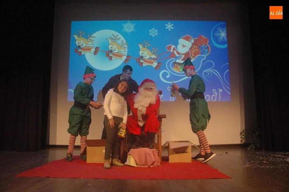 Foto 8 - Papa Noel y Vitiriteros llenan de ilusi&oacute;n la Nochebuena en Vitigudino  