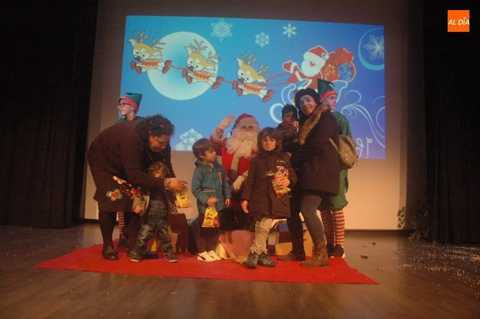 Foto 7 - Papa Noel y Vitiriteros llenan de ilusi&oacute;n la Nochebuena en Vitigudino  