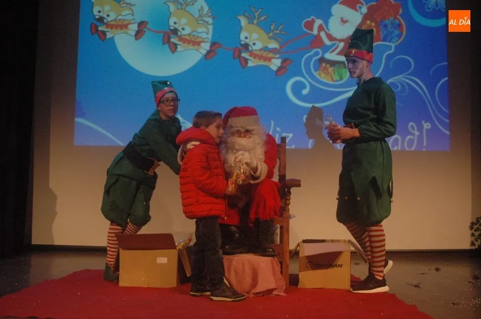 Foto 6 - Papa Noel y Vitiriteros llenan de ilusi&oacute;n la Nochebuena en Vitigudino  