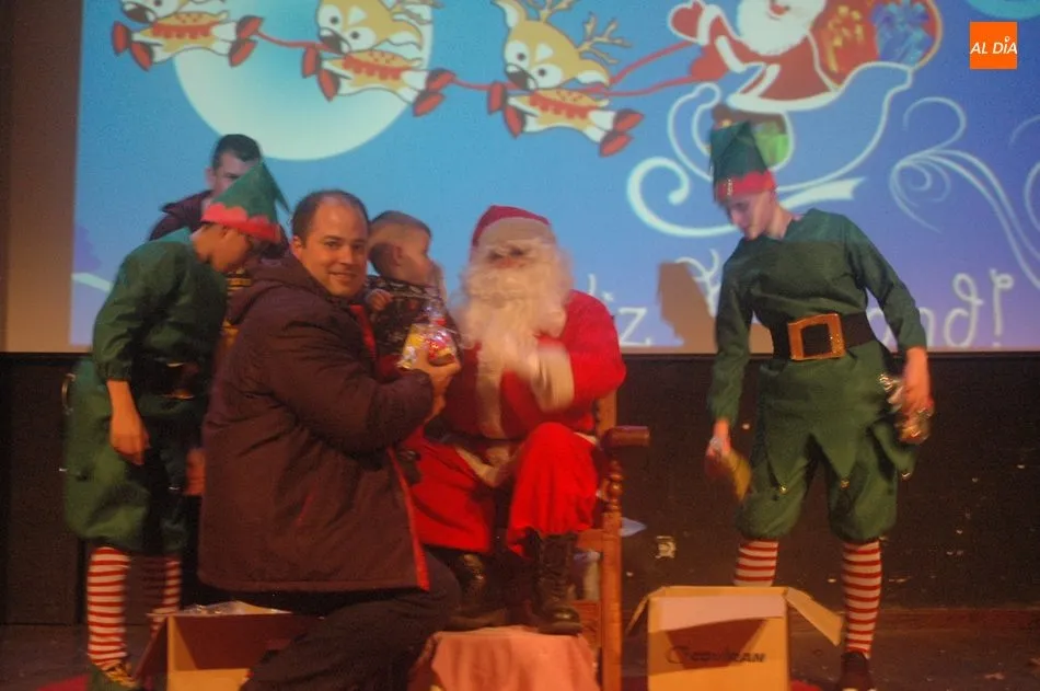 Foto 5 - Papa Noel y Vitiriteros llenan de ilusi&oacute;n la Nochebuena en Vitigudino  
