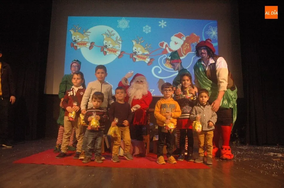 Foto 4 - Papa Noel y Vitiriteros llenan de ilusi&oacute;n la Nochebuena en Vitigudino  