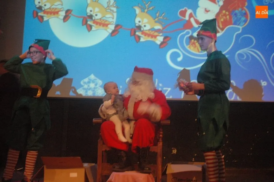 Foto 3 - Papa Noel y Vitiriteros llenan de ilusi&oacute;n la Nochebuena en Vitigudino  