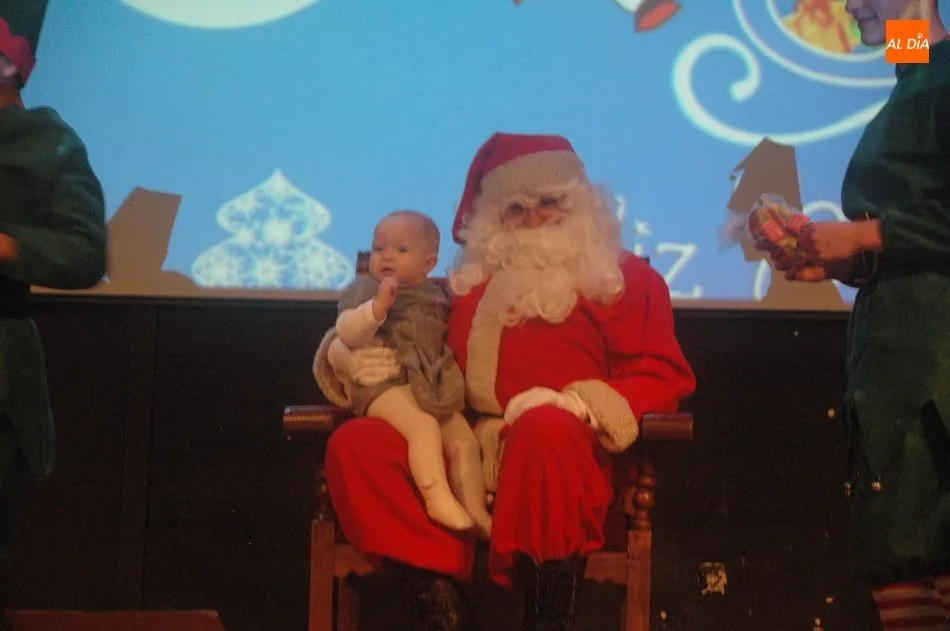 Foto 2 - Papa Noel y Vitiriteros llenan de ilusi&oacute;n la Nochebuena en Vitigudino  