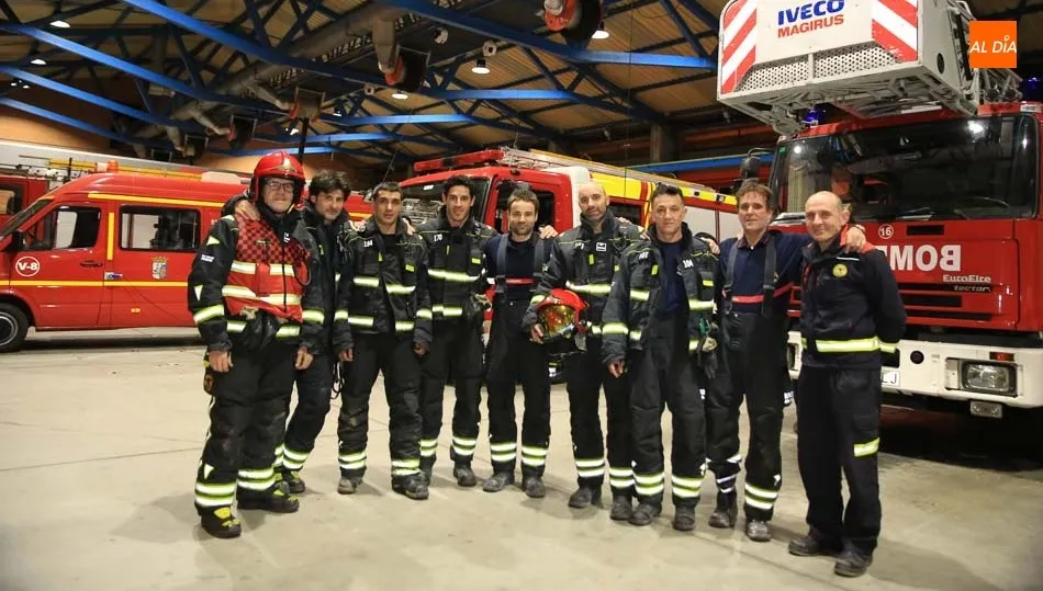 Bomberos del Ayuntamiento de Salamanca que estuvieron de guardia esta Nochebuena. Foto de Alberto Martín