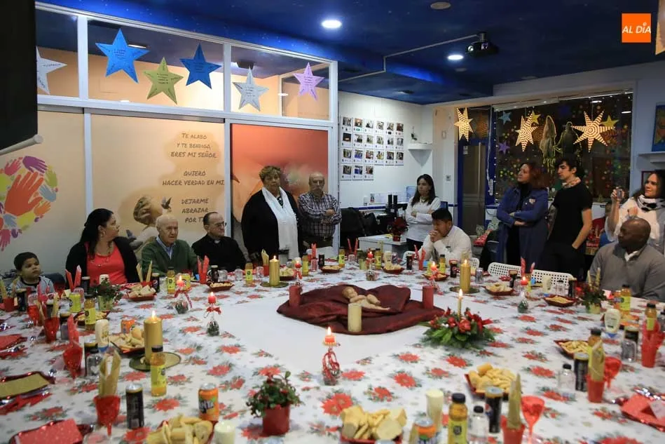 Foto 6 - El obispo se une a las familias del Comedor de los Pobres
